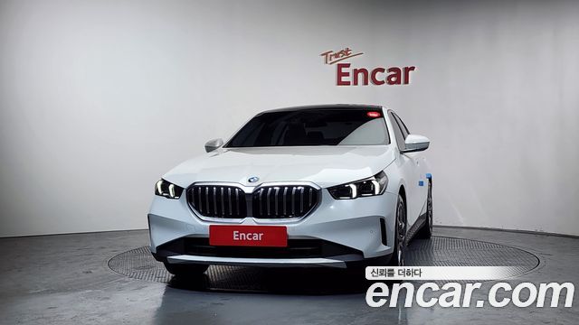BMW 5 Series (G60) 520i 2024 — фото 3