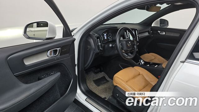 Volvo XC40 B4 Inscription 2021 — фото 10