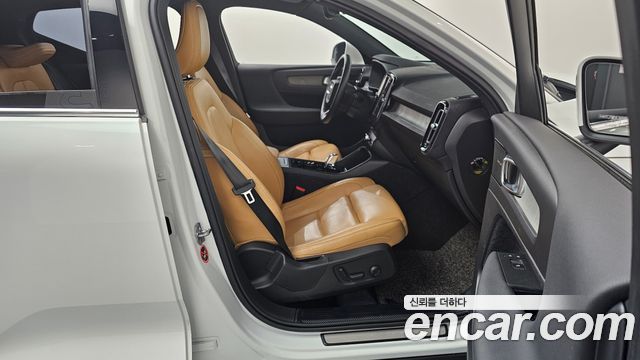 Volvo XC40 B4 Inscription 2021 — фото 11
