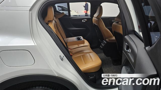 Volvo XC40 B4 Inscription 2021 — фото 12