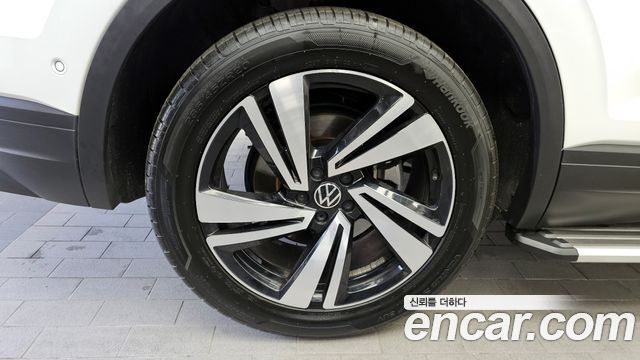 Volkswagen Touareg (III) 3.0 TDI Premium 2023 — фото 5