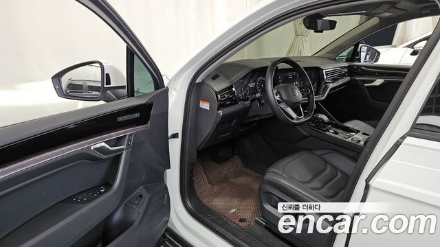 Volkswagen Touareg (III) 3.0 TDI Premium 2023 — фото 10