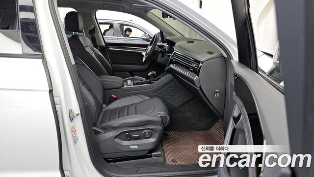 Volkswagen Touareg (III) 3.0 TDI Premium 2023 — фото 11