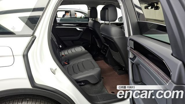 Volkswagen Touareg (III) 3.0 TDI Premium 2023 — фото 12