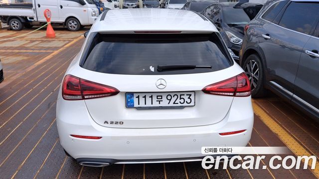 Mercedes-Benz A-Class (W177) A220 Hatchback 2023 — фото 2