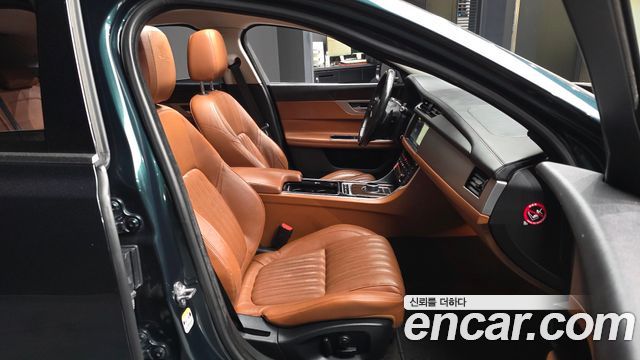 Jaguar XF (X260) 20d Portfolio AWD 2017 — фото 11