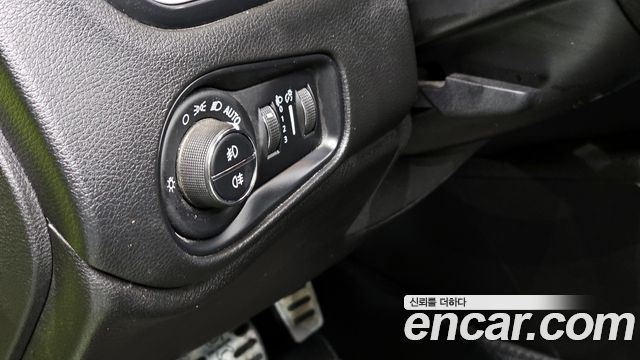 Jeep Renegade 2.4 Longitude High 2018 — фото 16
