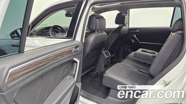 Volkswagen Tiguan Allspace 2.0 TSI Prestige 2023 — фото 11