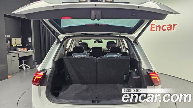 Volkswagen Tiguan Allspace 2.0 TSI Prestige 2023 — фото 20