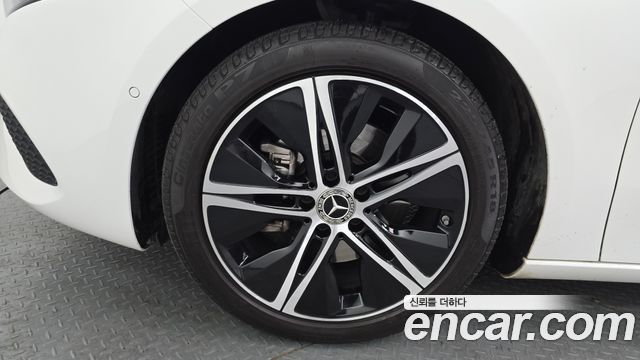 Mercedes-Benz A-Class (W177) A220 Sedan 2024 — фото 5
