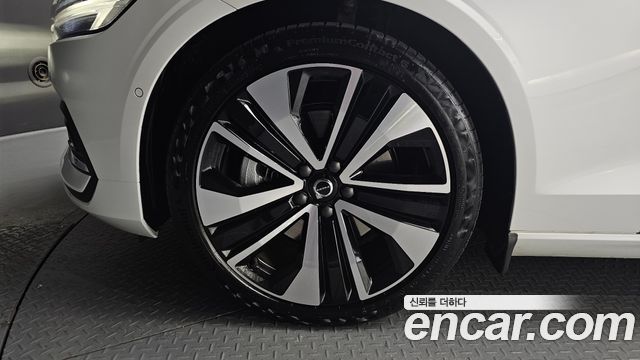 Volvo S60 (III) B5 Ultimate Bright 2024 — фото 5