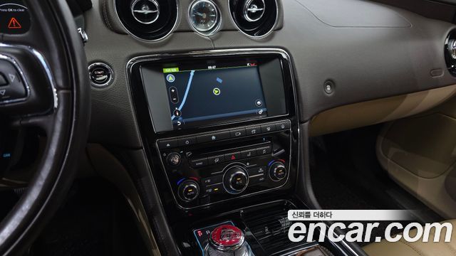 Jaguar XJ 2.0 Luxury SWB X351 2016 — фото 15