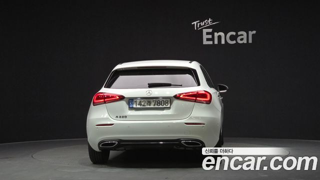 Mercedes-Benz A-Class (W177) A220 Hatchback 2023 — фото 4