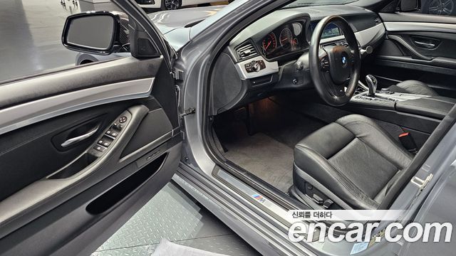 BMW 5 Series (F10) 550i xDrive 2012 — фото 10