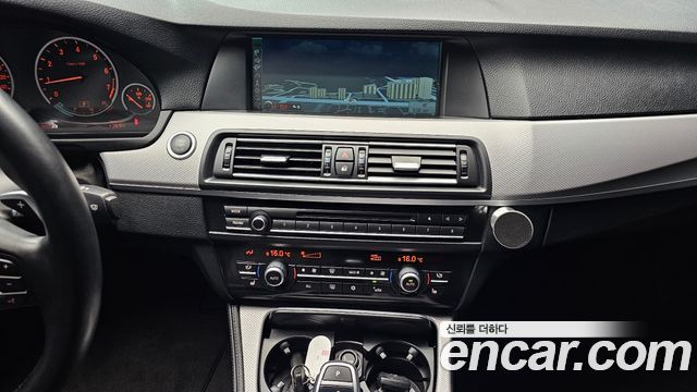 BMW 5 Series (F10) 550i xDrive 2012 — фото 16