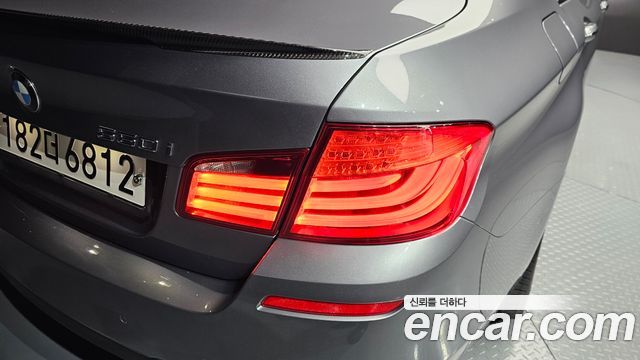 BMW 5 Series (F10) 550i xDrive 2012 — фото 23