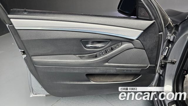 BMW 5 Series (F10) 550i xDrive 2012 — фото 24