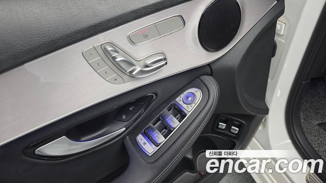 Mercedes-Benz C-Class (W205) C300e 4MATIC AMG Line 2020 — фото 34