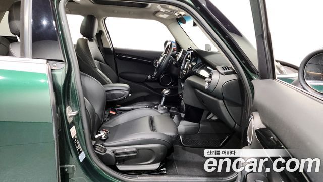 MINI Cooper S 5Door Standard 3rd 2019 — фото 11