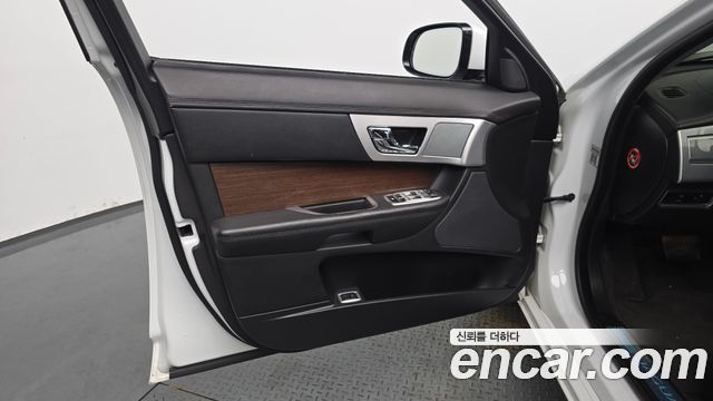 Jaguar XF 2.0 Luxury X250 2014 — фото 24