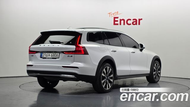 Volvo V60 Cross Country (II) B5 Ultimate AWD 2023 — фото 2