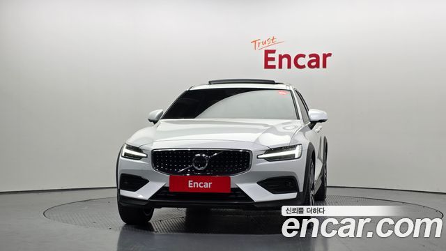 Volvo V60 Cross Country (II) B5 Ultimate AWD 2023 — фото 3