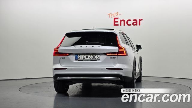 Volvo V60 Cross Country (II) B5 Ultimate AWD 2023 — фото 4