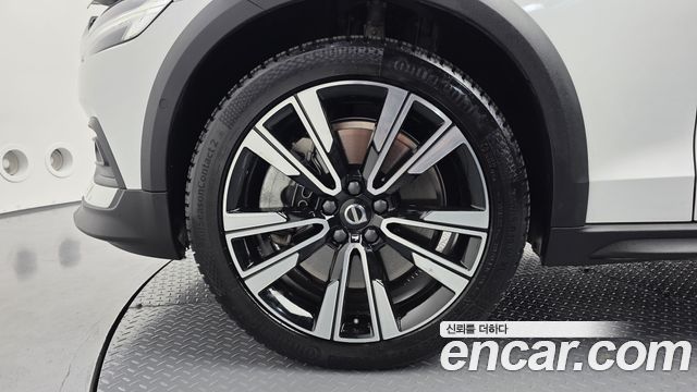 Volvo V60 Cross Country (II) B5 Ultimate AWD 2023 — фото 5
