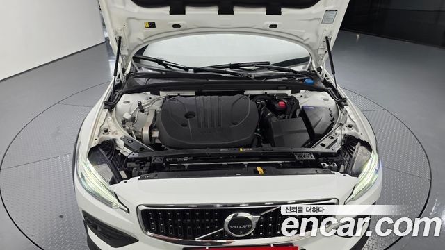 Volvo V60 Cross Country (II) B5 Ultimate AWD 2023 — фото 6