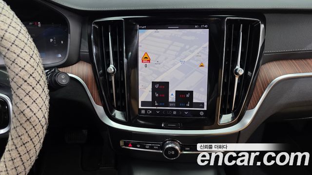 Volvo V60 Cross Country (II) B5 Ultimate AWD 2023 — фото 15