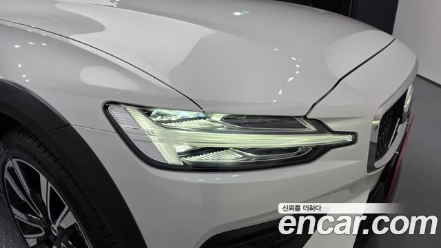 Volvo V60 Cross Country (II) B5 Ultimate AWD 2023 — фото 22