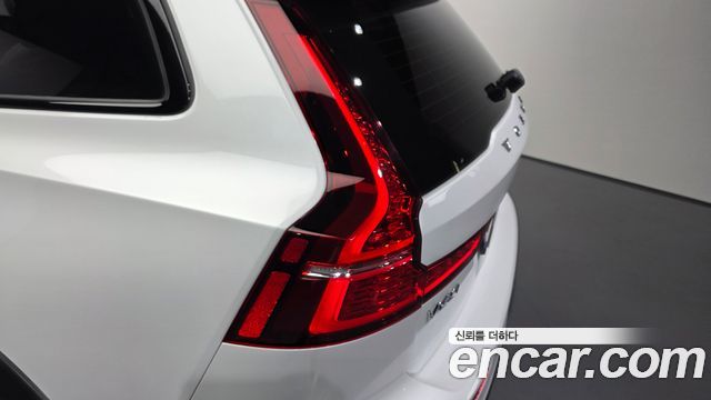 Volvo V60 Cross Country (II) B5 Ultimate AWD 2023 — фото 23