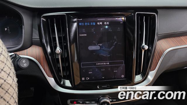 Volvo V60 Cross Country (II) B5 Ultimate AWD 2023 — фото 30