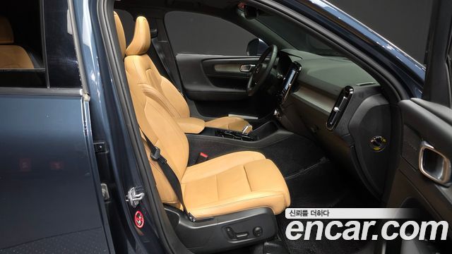 Volvo XC40 B4 Inscription 2021 — фото 11