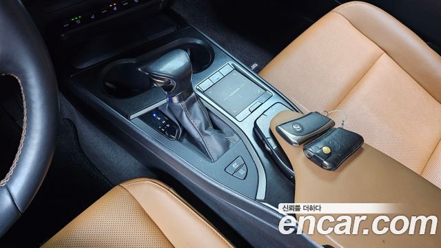 Lexus UX250h 2.0 2WD 2020 — фото 9