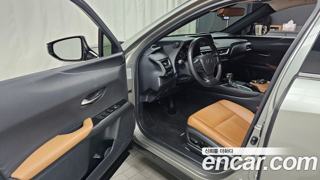 Lexus UX250h 2.0 2WD 2020 — фото 10