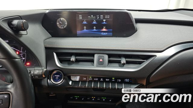Lexus UX250h 2.0 2WD 2020 — фото 16