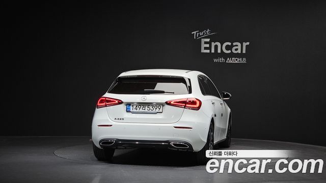 Mercedes-Benz A-Class (W177) A220 Hatchback 2023 — фото 4