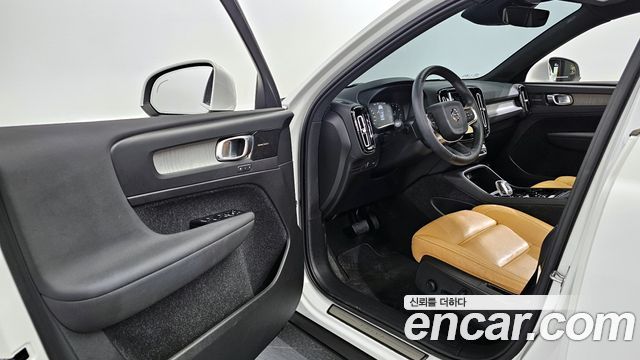 Volvo XC40 B4 Inscription 2021 — фото 10