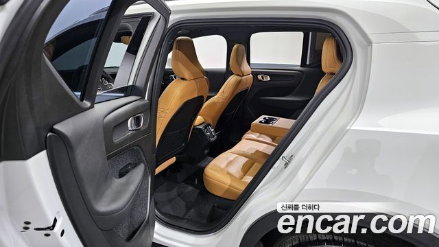 Volvo XC40 B4 Inscription 2021 — фото 12
