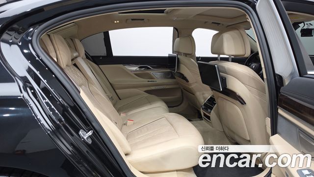 BMW 7 Series (G11) 750Li xDrive Luxury 2016 — фото 11