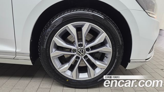 Volkswagen Passat GT (B8) 2.0 TDI Premium 2022 — фото 21