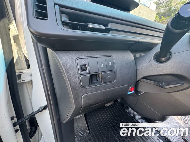 Hyundai Staria disability support car 2022 — фото 16