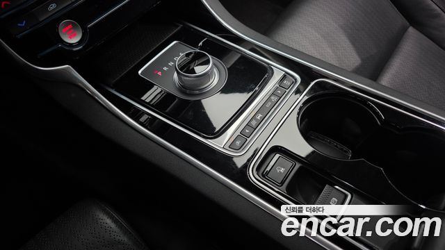 Jaguar XE 20d Portfolio 2016 — фото 9