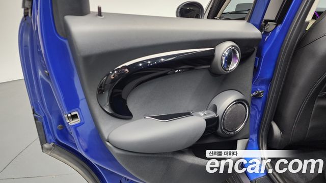 MINI Cooper S 5Door HIGH 3rd 2020 — фото 25
