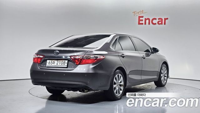 Toyota Camry 2.5 XLE 2017 — фото 2