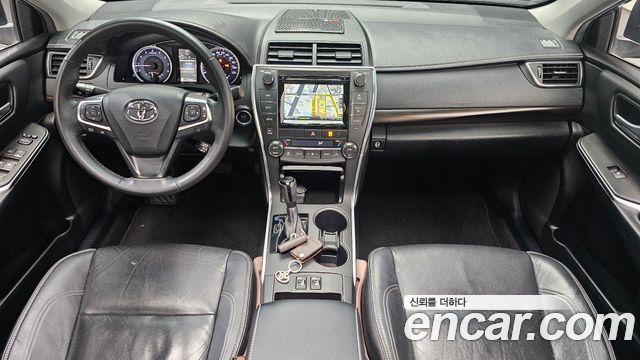 Toyota Camry 2.5 XLE 2017 — фото 7