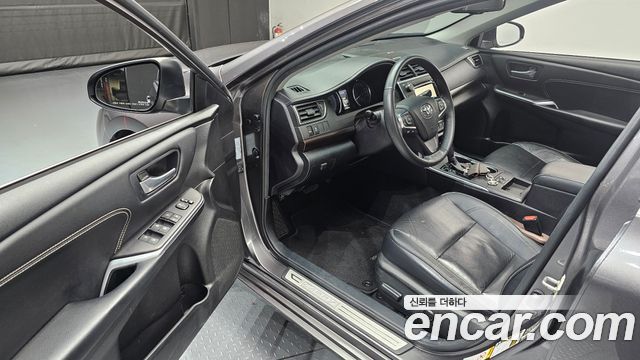 Toyota Camry 2.5 XLE 2017 — фото 10