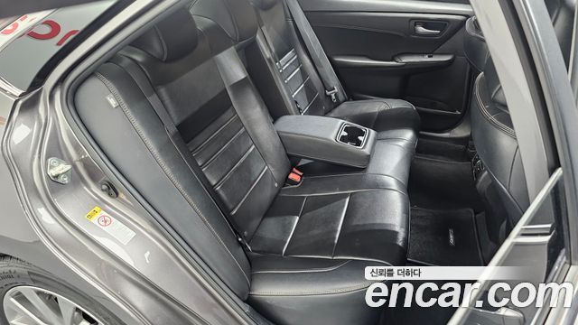 Toyota Camry 2.5 XLE 2017 — фото 11
