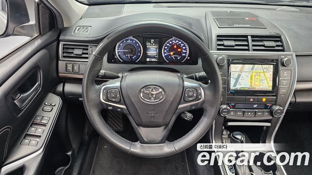 Toyota Camry 2.5 XLE 2017 — фото 13